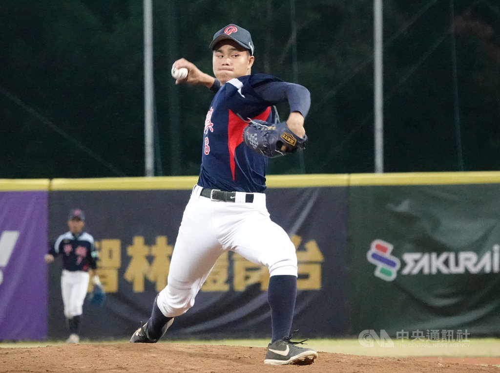 2019年第7屆黑豹旗全國高中棒球大賽32強賽開打,平鎮高中投手宋晟睿18日先發對戰陽明高中,總計用93球投7局,被敲5支安打,投出6次三振,失掉3分(2分責失分)、無關勝敗,飆速148公里,表現不差。中央社記者謝靜雯攝 108年11月18日