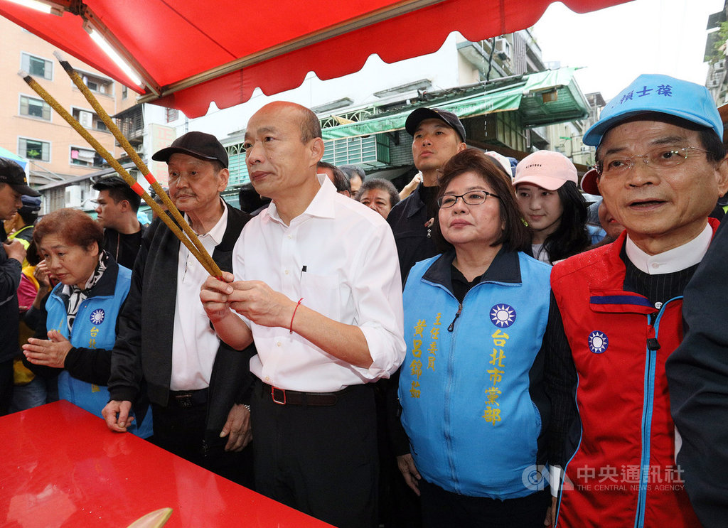 國民黨總統參選人韓國瑜(前右3)18日上午完成登記參選第15任總統副總統選舉,下午即刻展開拜票行程,首站前往參拜景美福德正神。中央社記者郭日曉攝 108年11月18日
