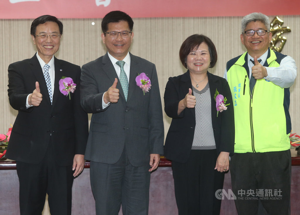 交通部台灣鐵路管理局與台灣鐵路工會歷經30年協商努力,18日在台北正式簽署團體協約,台鐵局長張政源(左起)、交通部長林佳龍、勞動部長許銘春及台鐵工會理事長張文正簽約後開心合影。中央社記者鄭傑文攝 108年11月18日