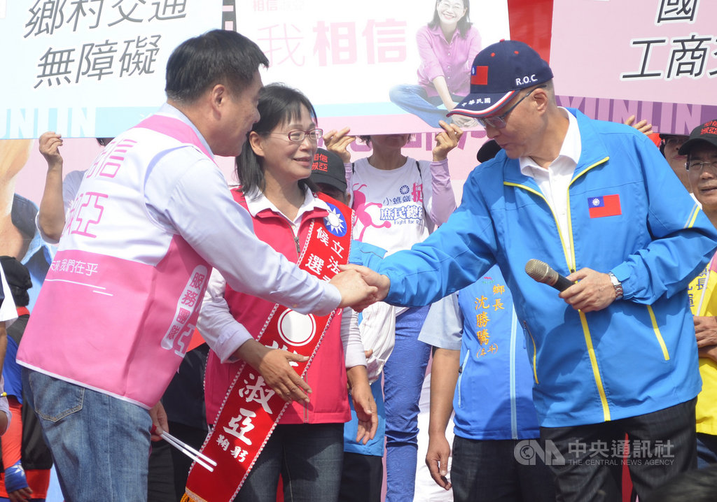 國民黨主席吳敦義(右)18日到雲林輔選,與副主席郝龍斌(左)握手致意,中為國民黨雲林縣區域立委參選人謝淑亞。中央社記者蔡智明攝 108年11月18日