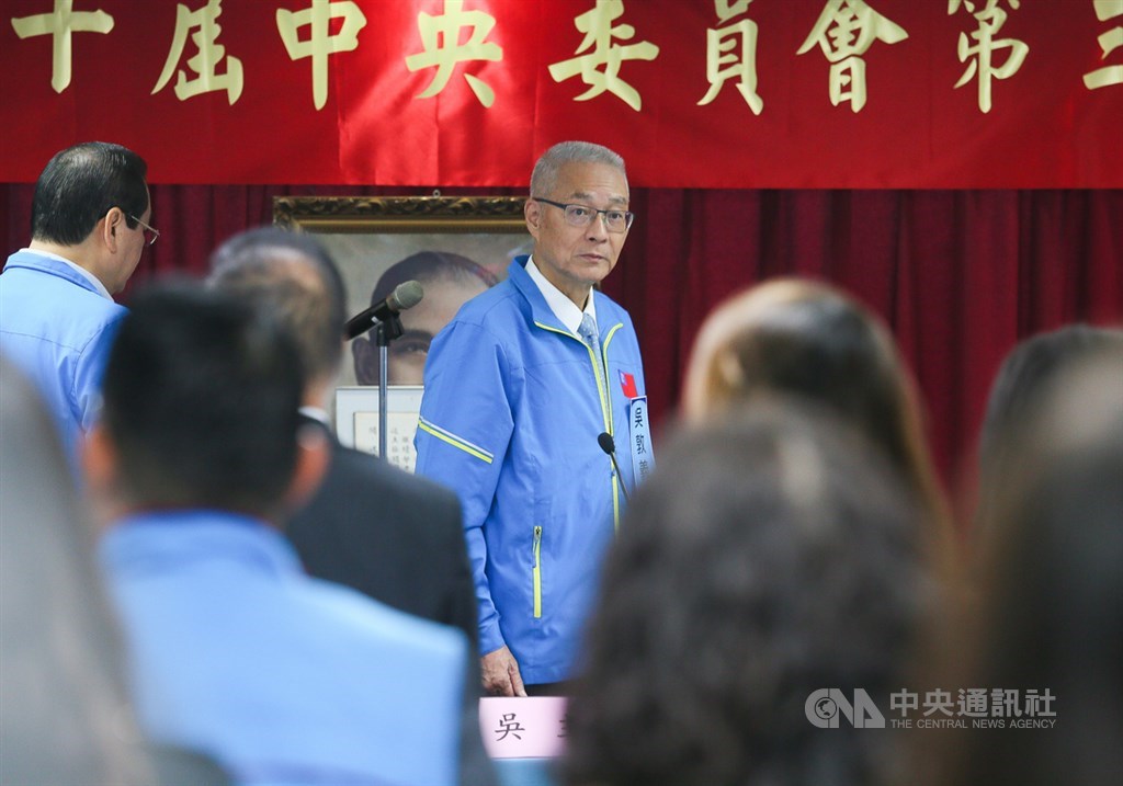 除總統提名過程的紛亂,不分區提名更是這次敗選的關鍵之一。圖為吳敦義(中)16日出席國民黨第20屆中央委員會第三次全體會議。(中央社檔案照片)