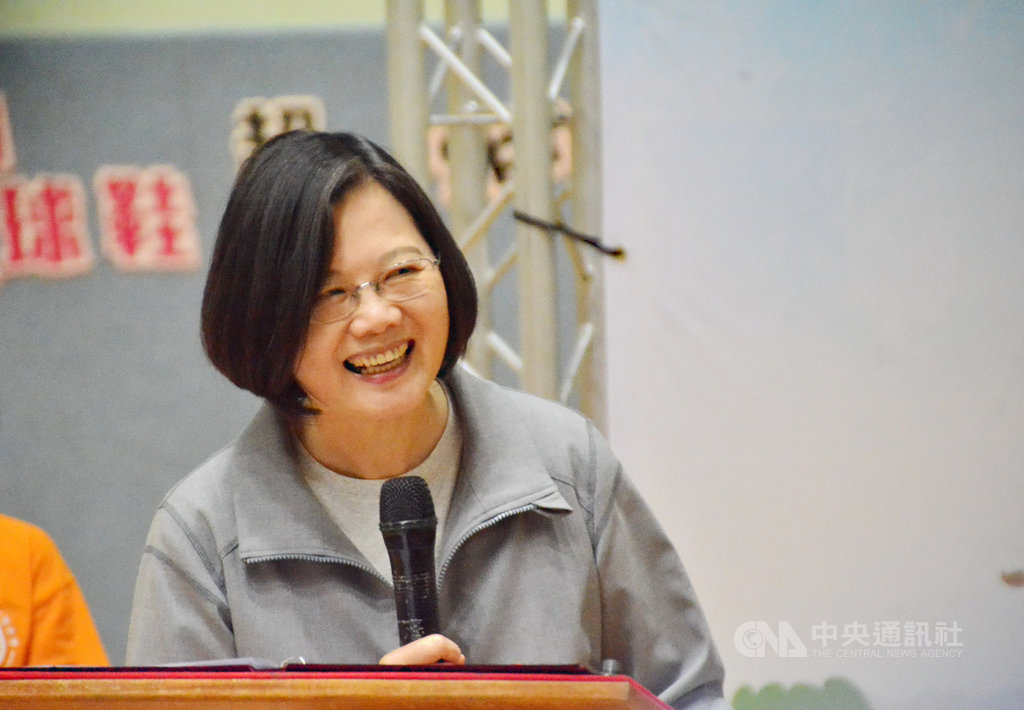 總統蔡英文18日走訪新北時受訪表示,接任總統至今,中華民國都沒有被消滅掉、沒有消失;中華民國台灣是目前最大共識,有人擔心中華民國會被消滅,恐要擔心國民黨那張不分區立委名單。中央社記者黃旭昇新北市攝 108年11月18日
