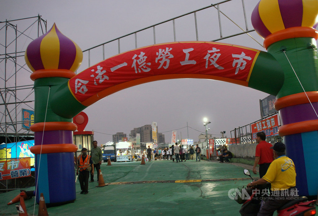 位在高雄市民權、林森路段間的一德路上,每週一營業的一德夜市因熄燈禁令生效,11日已結束營業;而凱旋青年夜市旁的「合法一德勞工夜市」18日正式開張,但首日人潮並不多。中央社記者程啟峰高雄攝 108年11月18日