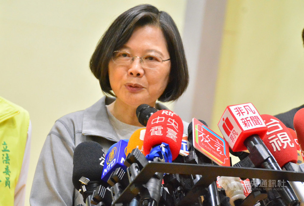 行政院長蘇貞昌因過度疲勞導致顏面神經失調,總統蔡英文(圖)18日受訪表示,已經致電給蘇貞昌,強迫他要休息。中央社記者黃旭昇新北攝 108年11月18日