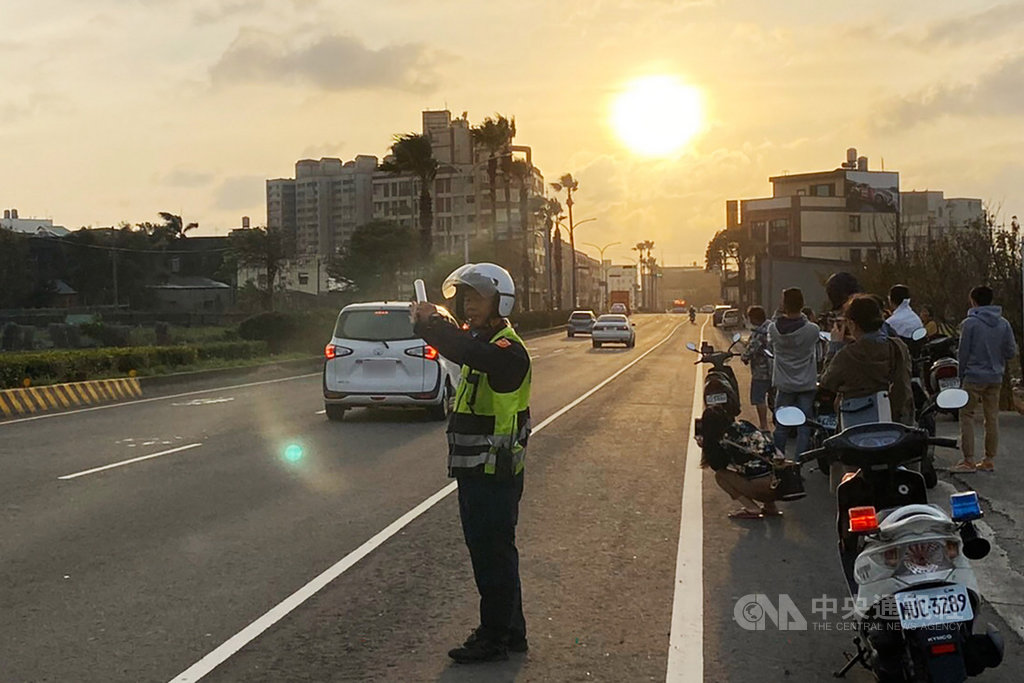 台中市大甲區經國路18日起預期將出現懸日美景,吸引民眾前往搶拍,大甲警分局也特別派員到場疏導交通,維護民眾安全。(台中市警察局提供)中央社記者趙麗妍傳真 108年11月18日