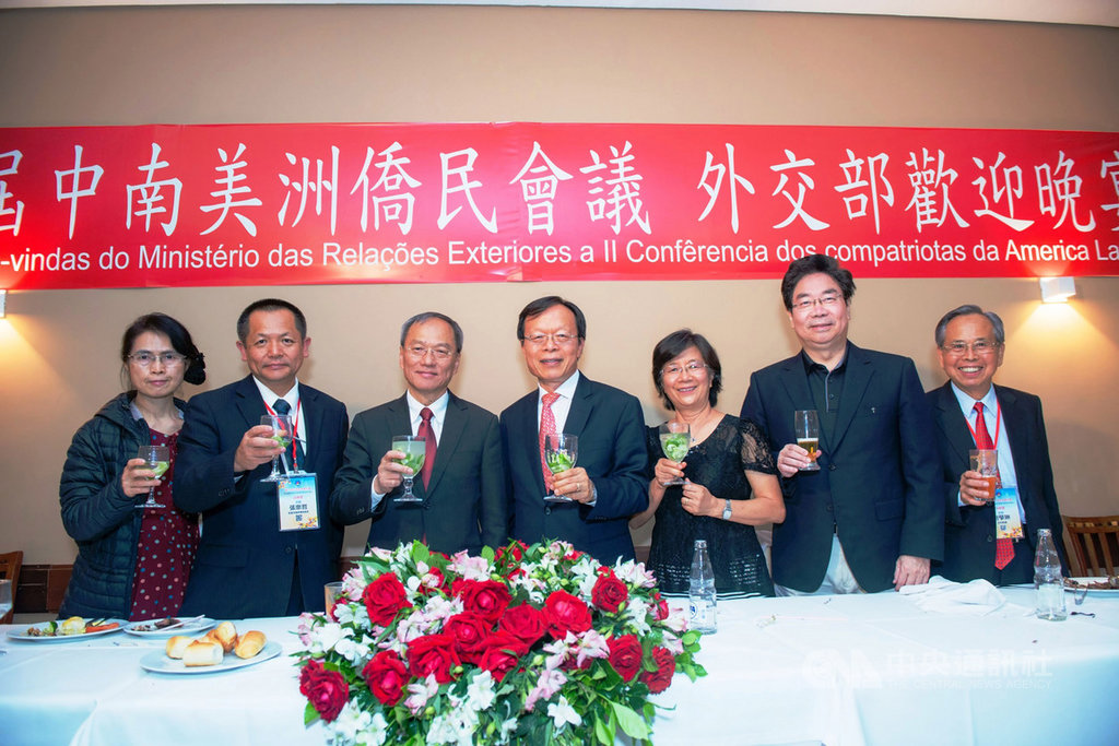 外交部歡迎晚宴中,何建功(中)、吳新興(左3)、莊碩漢(右2)、劉學琳(右1)等人舉杯祝賀,歡迎中南美洲各國代表出席會議。(聖保羅華僑文教中心提供)中央社記者唐雅陵聖保羅傳真 108年11月18日