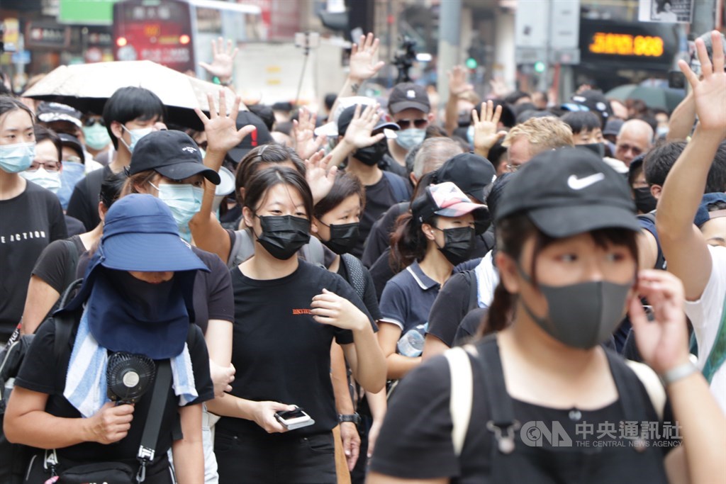 香港高等法院18日裁決禁蒙面法的立法方式違憲。圖為10月5日禁蒙面法實施首日,反送中示威者依舊戴口罩遊行。中央社記者張謙香港攝 108年10月5日