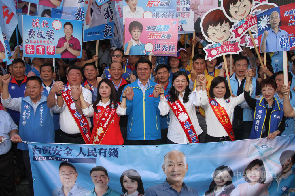 中國國民黨台南市黨部主委謝龍介(前排中)18日上午陪同黨籍區域立委參選人蔡育輝(左起)、李武龍、童小芸、林燕祝、蔡淑惠、洪秀柱到台南市選委會辦理參選登記。中央社記者楊思瑞攝 108年11月18日