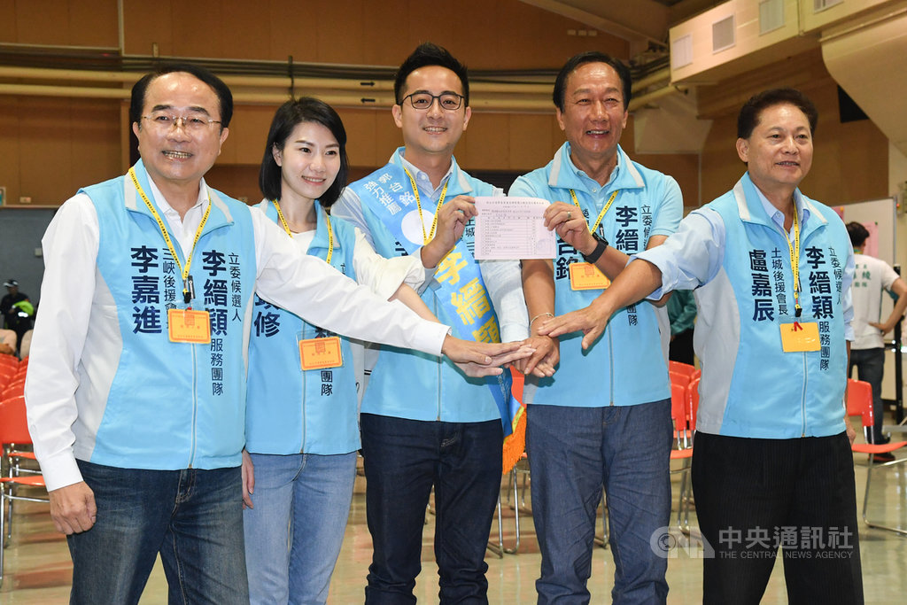 鴻海創辦人郭台銘(右2)18日陪同新北市立委第10選區(土城、三峽)參選人李縉穎(中)登記參選,前立委盧嘉辰(右)、李縉穎的父親李嘉進(左)也出席力挺。中央社記者林俊耀攝 108年11月18日