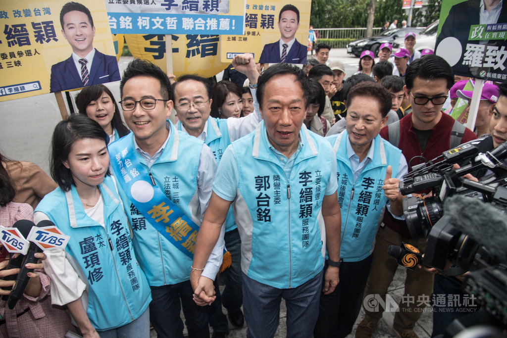 鴻海創辦人郭台銘(前左2)18日陪同新北市立委第10選區(土城、三峽)參選人李縉穎(前左2)至新北市選舉委員會辦理登記。中央社記者林俊耀攝 108年11月18日