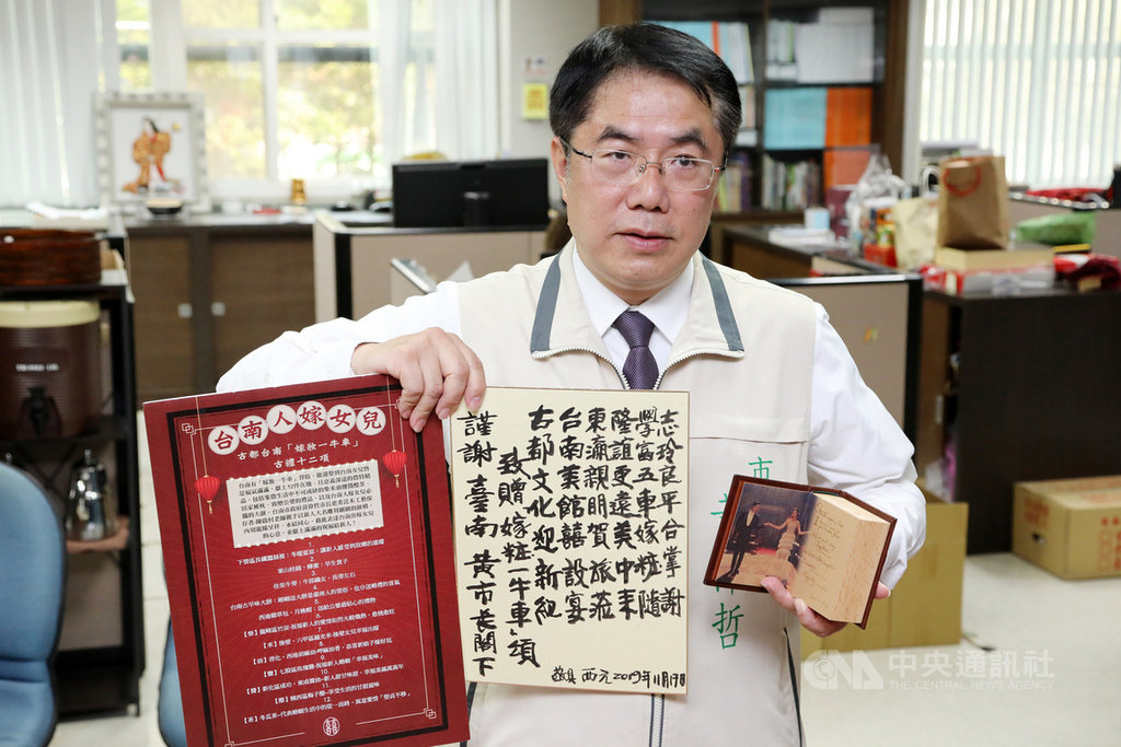 藝人林志玲與日本男團「放浪兄弟」成員AKIRA17日在台南市完婚,台南市政府為林志玲準備「嫁妝一牛車」,市長黃偉哲(圖)18日展示林志玲準備的回禮。(台南市政府提供)中央社記者楊思瑞台南傳真 108年11月18日