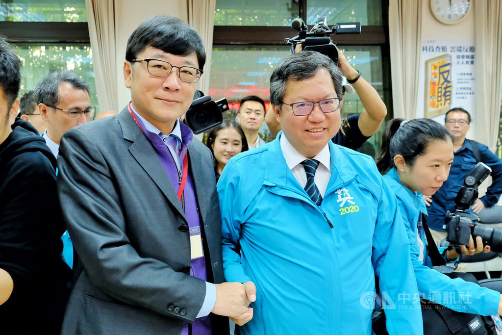 桃園市第6選區無黨籍立法委員趙正宇(前左)尋求連任,18日前往市選舉委員會登記,市長鄭文燦(前右)打氣力挺。中央社記者吳睿騏桃園攝 108年11月18日