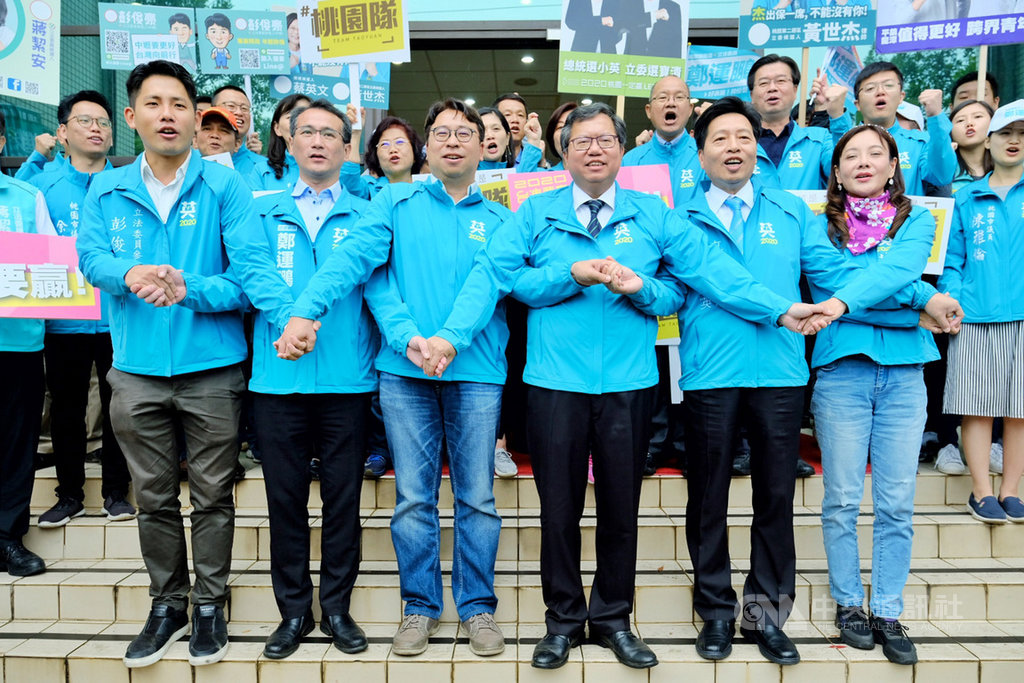 桃園市長鄭文燦(前排右3)18日上午前往桃園市選舉委員會,陪同民進黨桃園市黨部提名的5名立委參選人彭俊豪、鄭運鵬、黃世杰、鄭寶清、蔣絜安完成登記作業。鄭文燦表示,大家都是桃園隊,2020不是只有台灣要贏,桃園也要贏。中央社記者吳睿騏桃園攝 108年11月18日