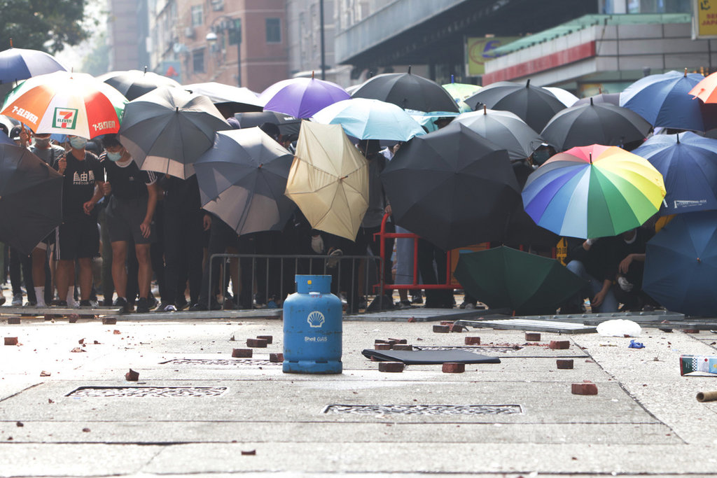 香港理工大學18日成為反送中主戰場,警方封鎖周圍500公尺,漆咸道和金馬倫道周圍爆發衝突。外圍有示威者想進入理大支援,防暴警察多次放催淚彈阻止。中央社記者張謙香港攝 108年11月18日