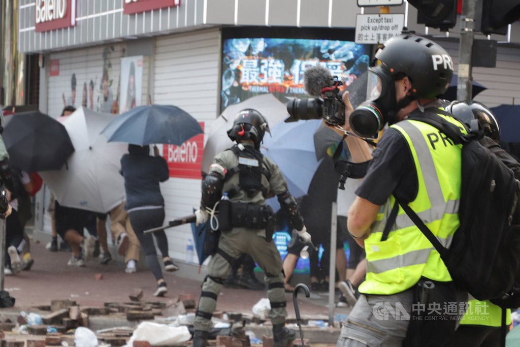 香港理工大學18日成為反送中主戰場,警方封鎖周圍500公尺,漆咸道和金馬倫道周圍爆發衝突。外圍有示威者想進入理大支援,防暴警察多次放催淚彈阻止。中央社記者張謙香港攝 108年11月18日