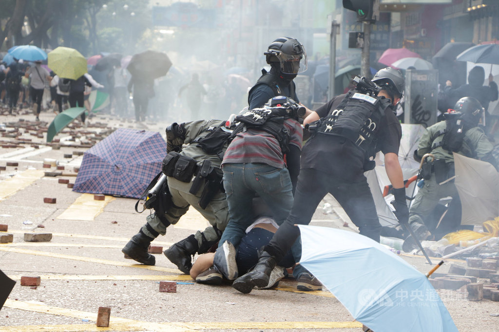 香港理工大學18日成為反送中主戰場,警方封鎖周圍500公尺,漆咸道和金馬倫道周圍爆發衝突。外圍有示威者想進入理大支援,防暴警察多次放催淚彈阻止。中央社記者張謙香港攝 108年11月18日