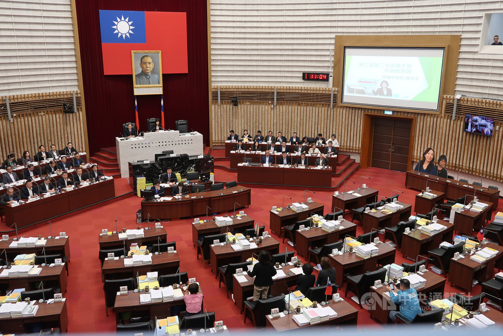 高雄市政府觀光局主任秘書高美蘭18日起請假一個月,民進黨市議員批評她迴避議會質詢,將她與市長韓國瑜妻子李佳芬的人形立牌置於備詢席上。中央社記者王淑芬攝 108年11月18日