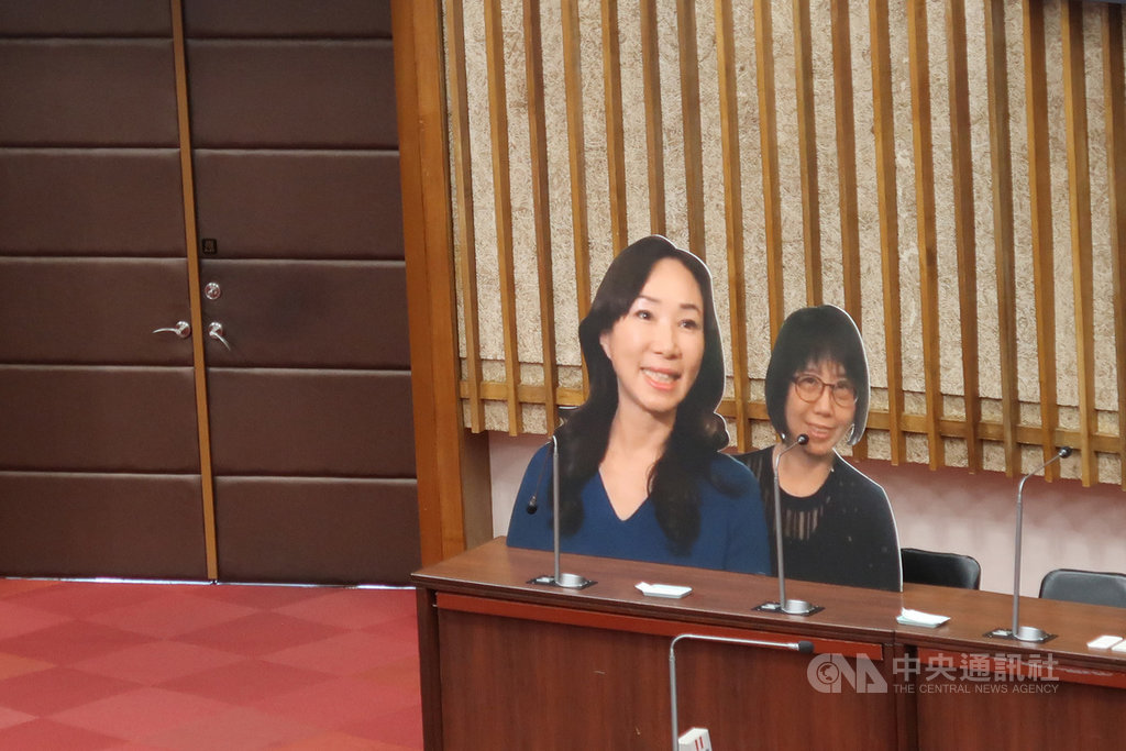 民進黨高雄市議員陳慧文、高閔琳在18日的市政總質詢再批高雄市政府觀光局主任秘書高美蘭請假迴避質詢,並將她的人形立牌置於備詢席。中央社記者王淑芬攝 108年11月18日