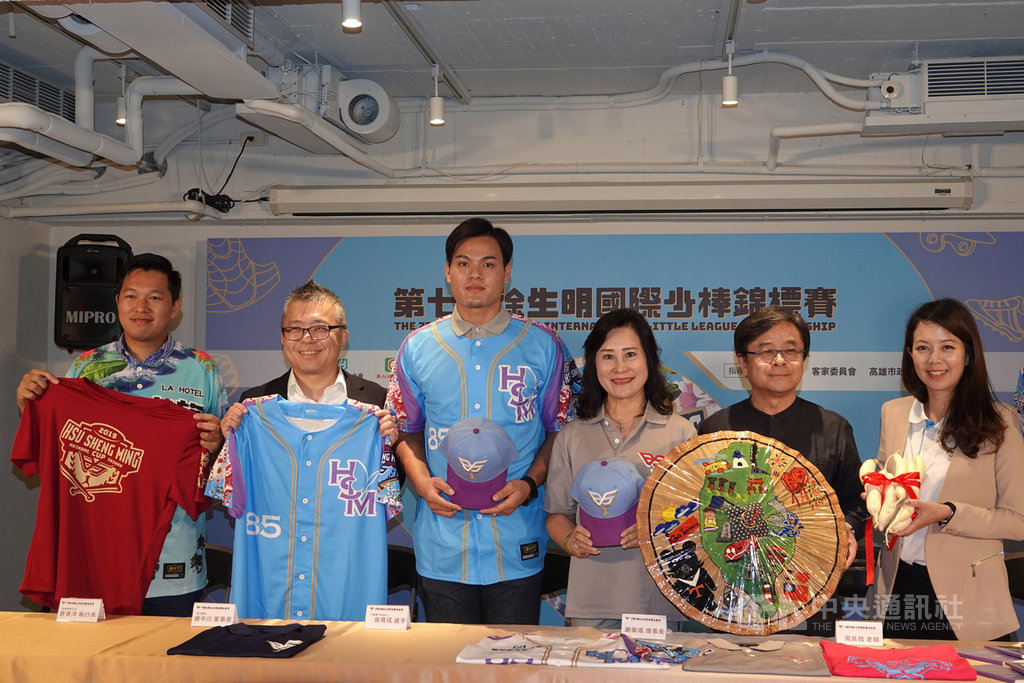 第7屆徐生明國際少棒錦標賽將於23日開打,旅美棒球好手張育成(左3)首度以助教身分參與,他希望除了球技之外,也教導少棒球員開心打球的重要性。中央社記者謝靜雯攝 108年11月18日