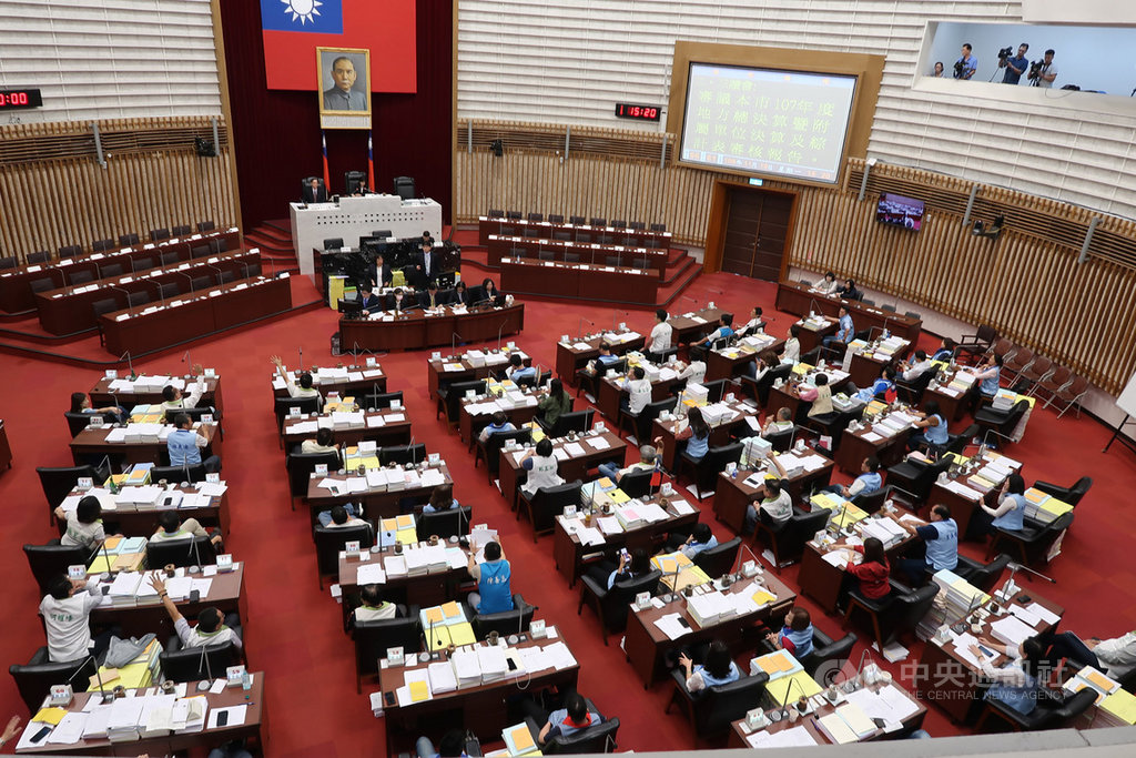 高雄市議會18日為日前總預算付委程序是否完備再陷爭議,國民黨黨團總召曾俊傑不滿爭議不休,提議逕付表決,現場清點有58人出席,表決後32人確認會議紀錄。中央社記者王淑芬攝 108年11月18日