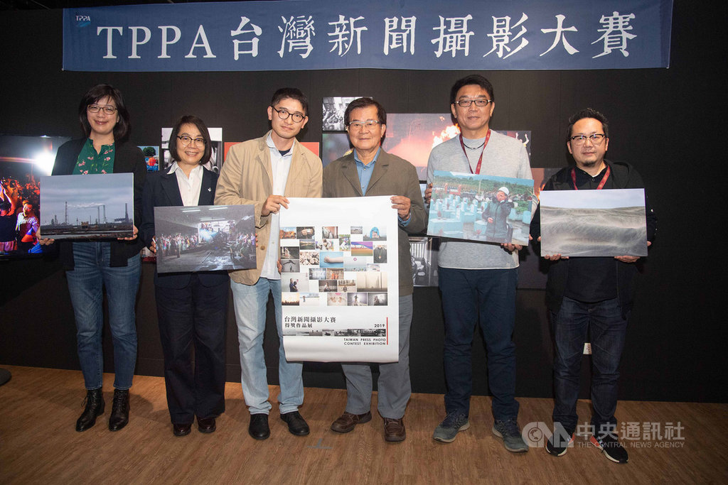 2019年台灣新聞攝影大賽年度得獎作品展,18日下午由台灣新聞攝影協會理事長莊坤儒(左3)、中華文化總會副會長江春男(右3)等人為展覽揭開序幕。中央社記者林俊耀攝 108年11月18日