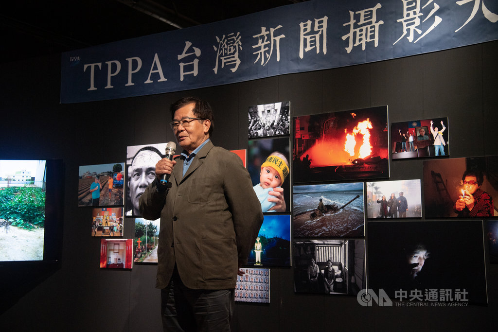2019年台灣新聞攝影大賽年度得獎作品展18日下午於中華文化總會揭幕。中華文化總會副會長江春男致詞時表示,新聞攝影因為媒體的改變,挑戰變多,雖然載體不一樣,但攝影本身還是非常重要。中央社記者林俊耀攝 108年11月18日