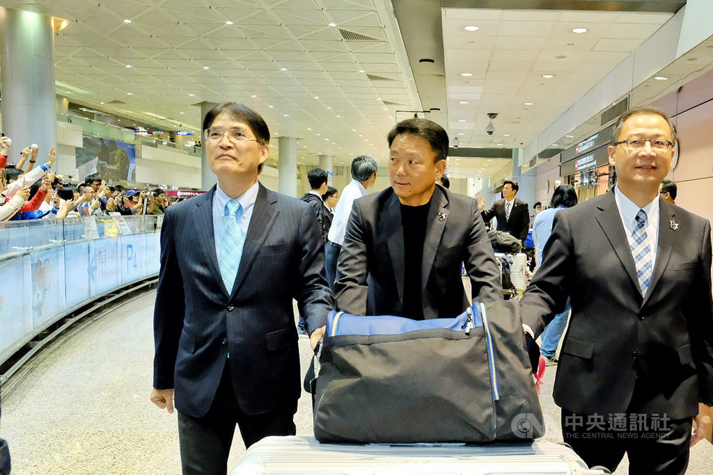 世界12強棒球賽中華隊成員18日下午搭機陸續返台,當總教練洪一中(中)等人走進桃園國際機場第二航廈的接機大廳,許多球迷夾道歡迎,場面相當熱絡。中央社記者吳睿騏桃園機場攝 108年11月18日