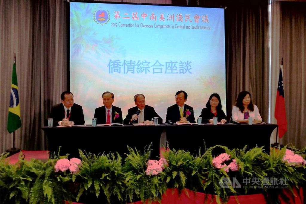 張崇哲(左起)、劉學琳、僑委會委員長吳新興、駐巴西代表何建功、駐聖保羅台北經濟文化辦事處經濟組副組長陳思吟、巴西台灣貿易中心主任呂秀玲於僑情綜合座談時回答出席人員所提出的各種問題。(聖保羅華僑文教中心提供)中央社記者唐雅陵聖保羅傳真 108年11月18日