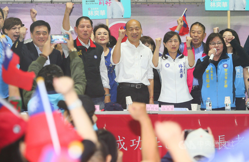 國民黨總統參選人韓國瑜(右3)18日下午出席黨籍立委參選人林奕華(右2)在台北市大安區成功國宅舉辦的活動,台北市黨部主委黃呂錦茹(右)等人與會,現場當選聲不斷,場面熱絡。中央社記者謝佳璋攝 108年11月18日