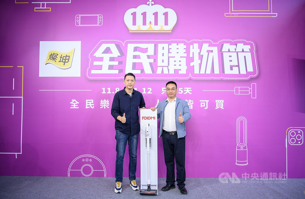 3C通路商燦坤18日發布重大訊息宣布,總經理李佳峰(左)因個人規劃為由提出辭職申請。圖為李佳峰日前參加燦坤全民購物節活動記者會。(燦坤提供)中央社記者吳家豪傳真 108年11月18日