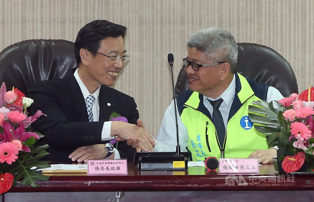 交通部台灣鐵路管理局長張政源(左)18日在台北與台灣鐵路工會理事長張文正(右)分別代表雙方簽訂團體協約,完成簽約儀式後兩人握手致意。中央社記者鄭傑文攝 108年11月18日