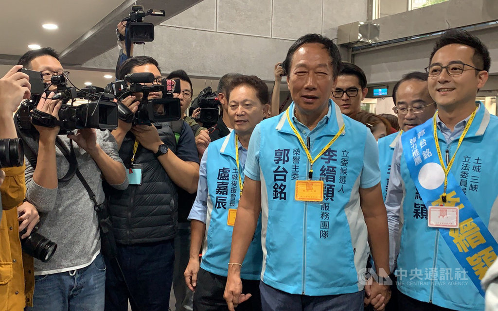 鴻海集團創辦人郭台銘(前右2)18日上午陪同無黨籍立委參選人李縉穎(前右)登記參選,郭台銘接受媒體聯訪表示,會專注在國會,替年輕人立法、發聲。中央社記者葉臻攝 108年11月18日