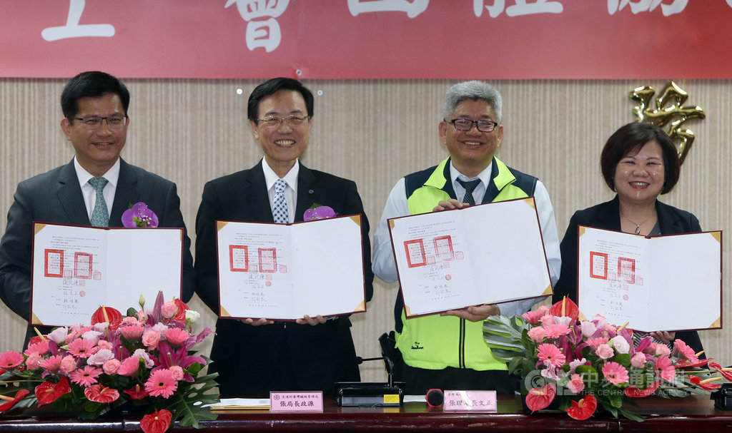 交通部台灣鐵路管理局18日在台北與台灣鐵路工會正式簽署團體協約,由台鐵局長張政源(左2)與工會理事長張文正(右2)代表簽約,交通部長林佳龍(左)、勞動部長許銘春(右)出席見證。中央社記者鄭傑文攝 108年11月18日