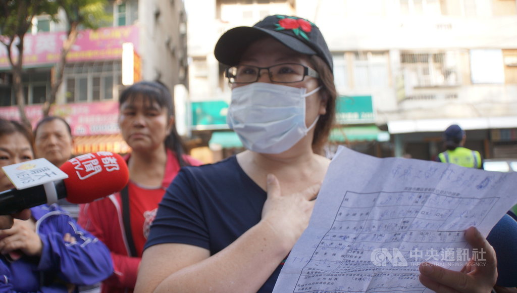 高雄市一德勞工夜市每週一違法封街擺攤30多年,熄燈禁令生效後,11日起不得營業,警方18日到場執行取締,部分攤商一度在勞工公園聚集抗議,一名商家代表出面呼籲市府不要對業者「趕盡殺絕」。中央社記者程啟峰高雄攝 108年11月18日