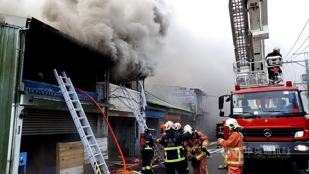 新北市新店區安康路3段一棟2層樓透天厝,18日發生火警,消防局獲報後立即派出人車前往搶救,救出2名受困在陽台的女子送醫。(翻攝照片)中央社記者黃旭昇新北傳真 108年11月18日