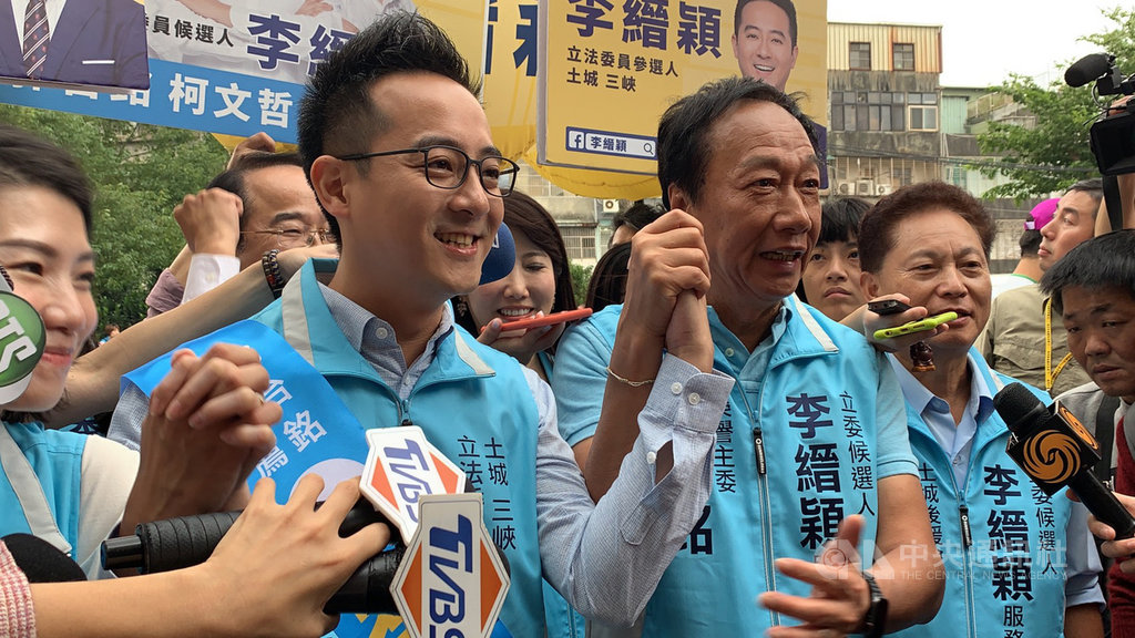 鴻海集團創辦人郭台銘(前左3)18日上午開車陪同無黨籍立委參選人李縉穎(前左2)登記參選。中央社記者葉臻攝 108年11月18日