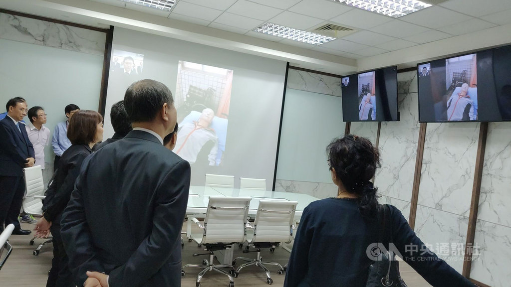 因蘭嶼特殊風俗緣故,過去經常發生有蘭嶼民眾過世下葬後,檢察官再將遺體開挖驗屍的情形,台東地檢署18日啟用非刑事案件離島遠距視訊相驗系統,檢察官將可隔海相驗。中央社記者盧太城攝 108年11月18日