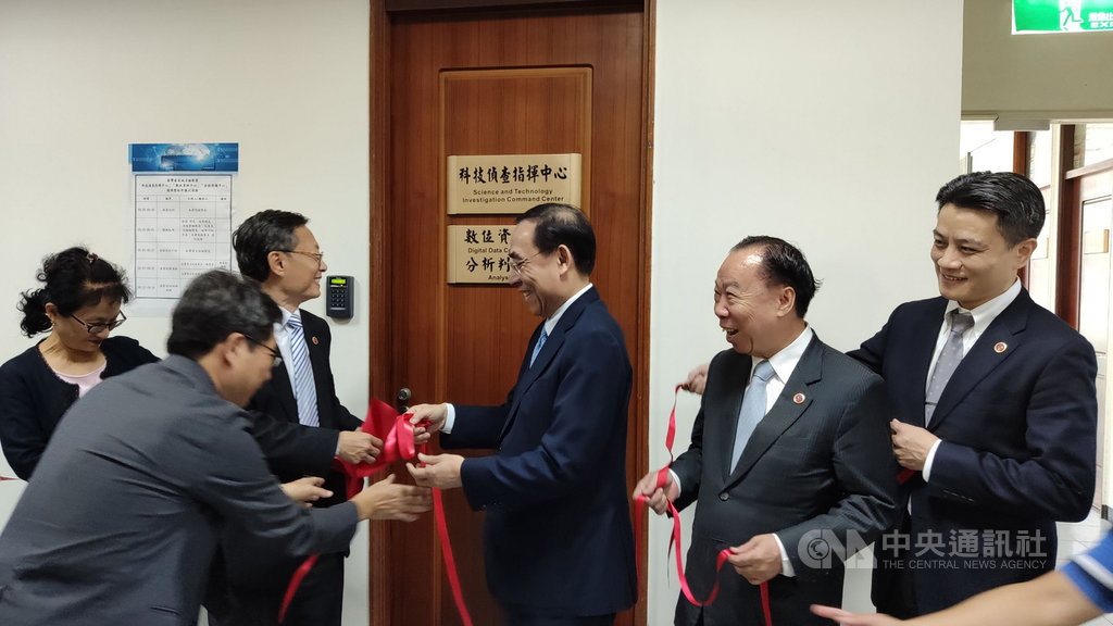 法務部18日在台東地檢署舉行「科技偵查指揮中心」揭牌啟用儀式,由法務部長蔡清祥(中)等人共同揭牌。中央社記者盧太城攝 108年11月18日
