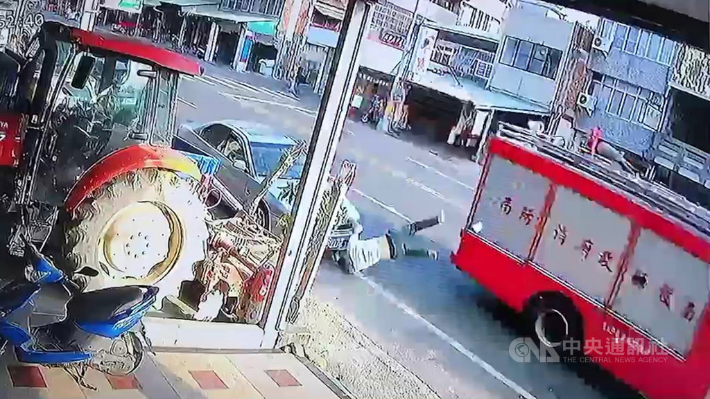 南投縣消防局草屯分隊一輛消防車18日行經草屯鎮中正路時,疑因視線死角不慎擦撞一名男子,男子當場失去生命徵象,已送醫搶救中。(翻攝畫面)中央社記者蕭博陽南投縣傳真 108年11月18日