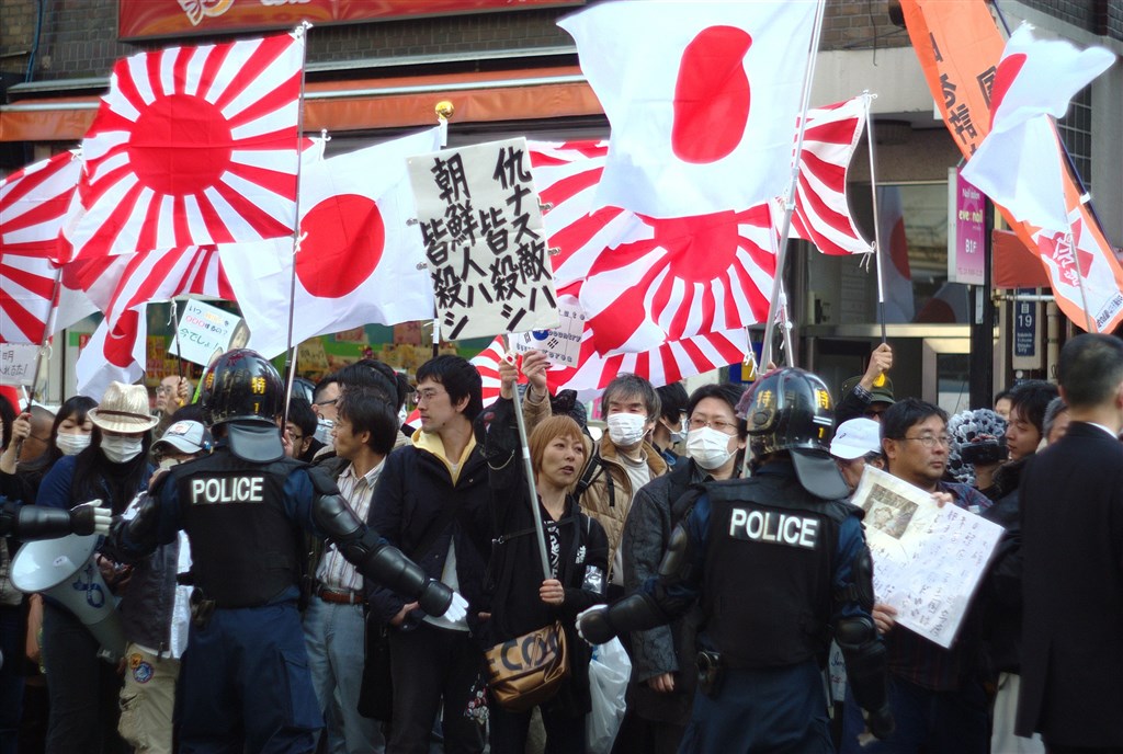 日本各地近年有種族歧視團體以仇恨言論為目的發起遊行、宣傳,其中,鄰近東京的川崎市備受困擾。圖為2013年,有日本團體發起種族歧視遊行。(圖取自維基共享資源;作者Kurashita Yuki,CC BY-SA 2.0)