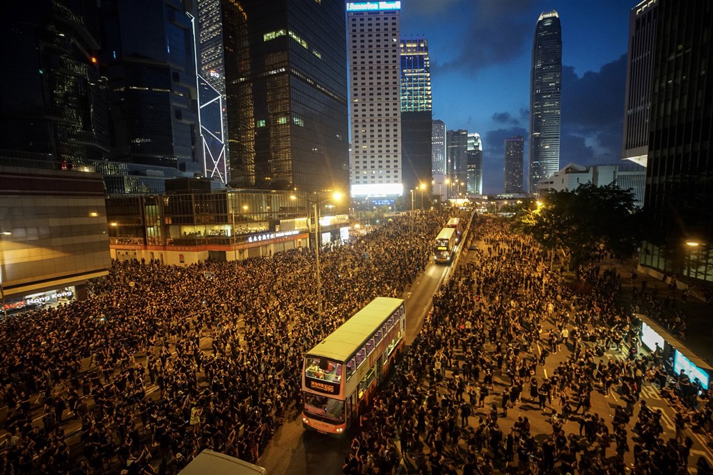 香港泛民主派團體民間人權陣線6月16日再次發起反修訂逃犯條例大遊行,民眾身穿黑衣上街表訴求,遊行群眾移動至未封閉車道。中央社記者裴禛香港攝 108年6月16日