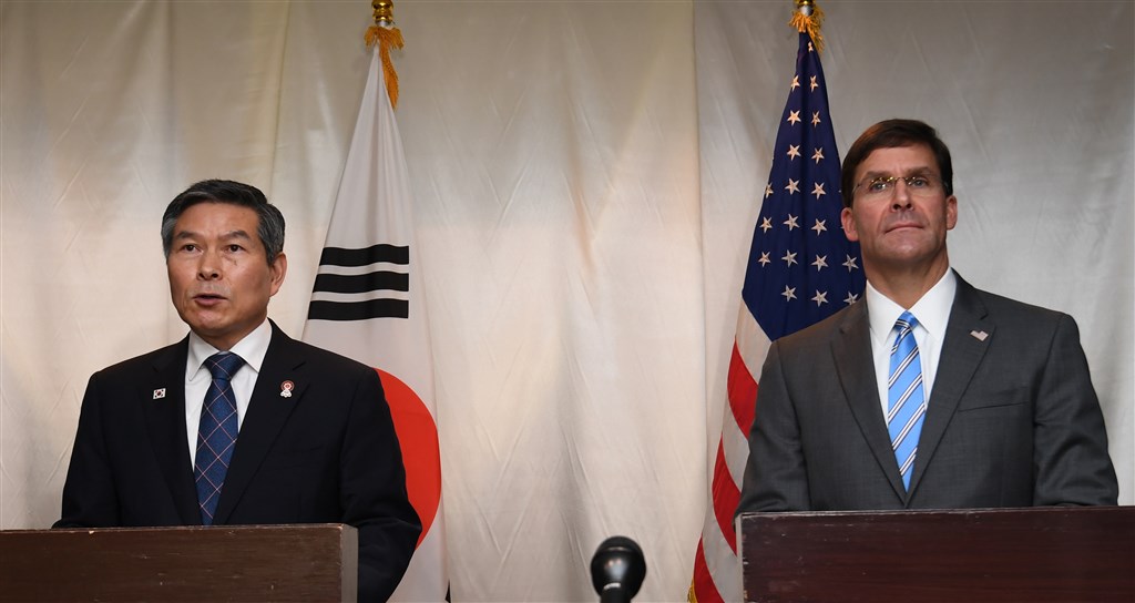 韓美日國防部長17日在泰國曼谷三邊會談。左為南韓國防部長官鄭景斗、右為美國國防部長艾斯培。(韓聯社提供)