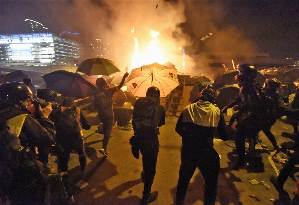 針對香港理工大學外的示威者與警方對峙持續,港警17日深夜透過臉書警告稱,示威者若再以汽油彈、弓箭、汽車或任何致命武器襲警,警方將「使用所需最低武力,包括使用實彈還擊」。(共同社提供)