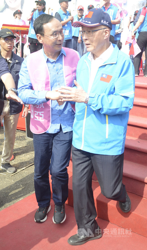 國民黨主席吳敦義(右)18日到雲林輔選,與前新北市長朱立倫(左)同台,兩人握手致意。中央社記者蔡智明攝 108年11月18日