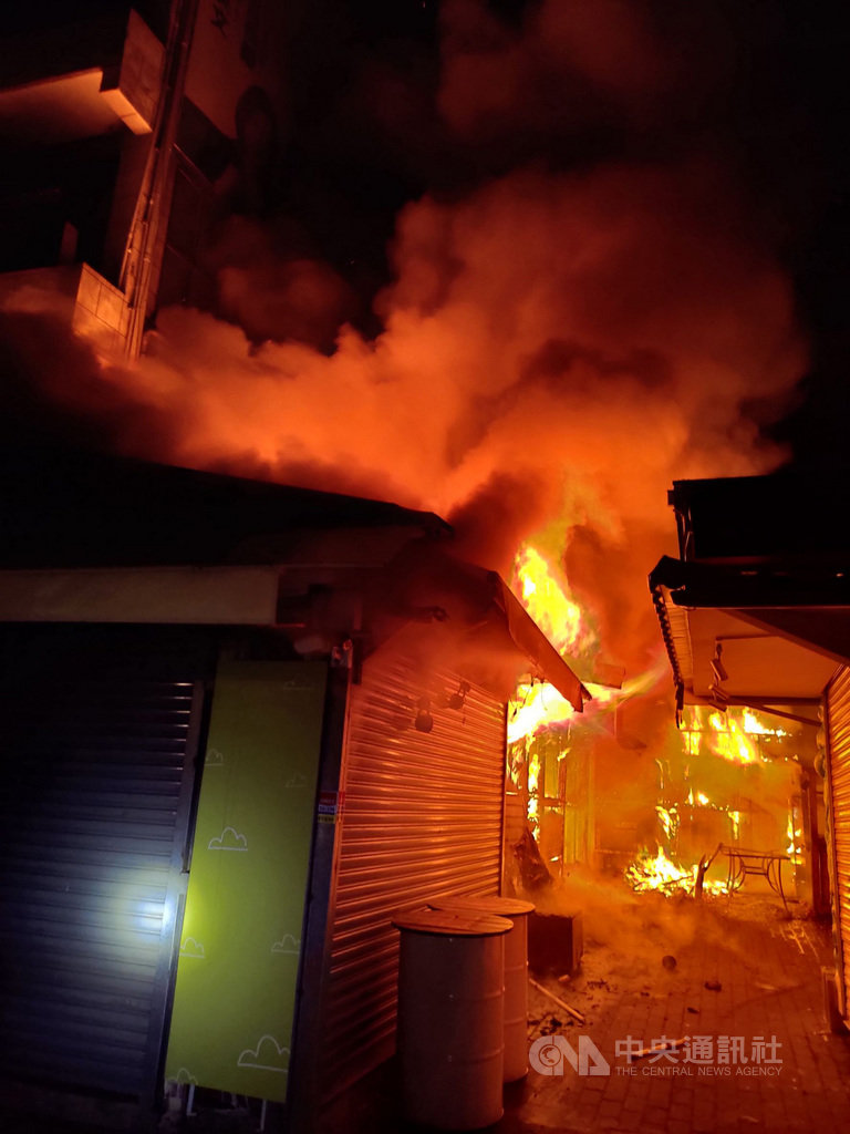 新北市淡水區「金色水岸」後方攤販區的鐵皮屋18日清晨發生火警,警消獲報迅速滅火,無人傷亡。(翻攝照片)中央社記者王鴻國傳真 108年11月18日