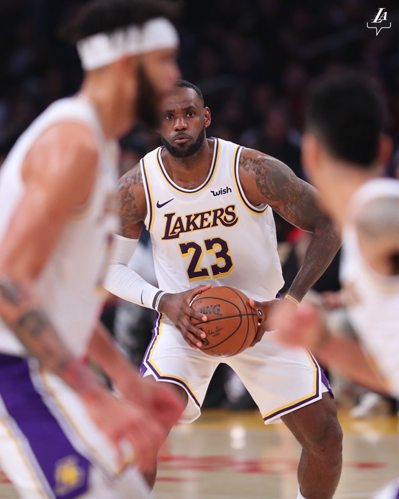 美國職籃NBA洛杉磯湖人17日在詹姆斯(中)攻下33分帶領下,以122比101擊敗亞特蘭大老鷹。(圖取自twitter.com/lakers)