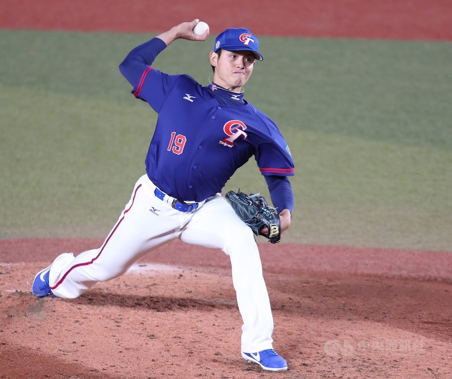 2019世界12強棒球賽複賽台韓大戰,12日晚間在日本千葉球場舉行,中華隊靠著張奕(圖)6.2局先發好投,加上打線大爆發,終場以7比0拿勝,完封職業球員組成的韓國隊。中央社記者張新偉千葉攝 108年11月12日