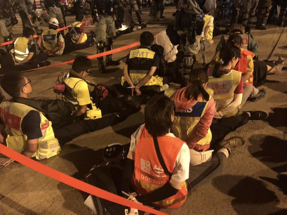 香港17日仍有「反送中」示威衝突,當中以理工大學周邊最為嚴竣;警方18日清晨包圍校園,並逮捕了大批黑衣人,多名在理工大學內的醫護人員也遭警方強行約束。(圖取自twitter.com/nathanlawkc)