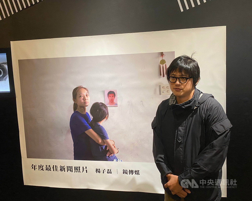 2019台灣新聞攝影大賽作品展18日在中華文化總會城南空間NO.1開展,年度最佳新聞照片獲獎者楊子磊出席表示,照片算是一種媒介,希望讓人能多關心事件本身,以及相片中那些人的故事。中央社記者陳秉弘攝 108年11月18日