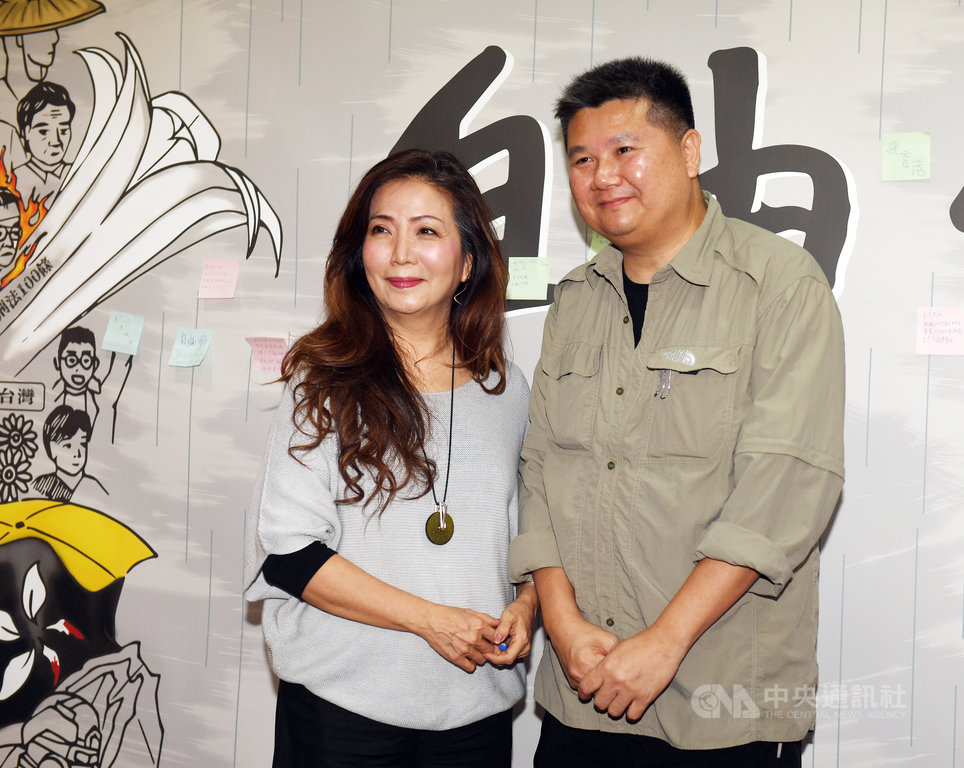 台灣制憲基金會「自由‧飛」紀錄片首映記者會,18日在台大校友會館舉行,紀錄片監製王美琇(左)與導演李惠仁(右)合影。中央社記者施宗暉攝 108年11月18日